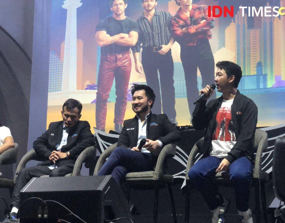 tim Color Live Asia dan Prestige Promotions dalam konferensi pers The Tour Celebrating Five Albums pada Rabu (31/1/2024) (IDN Times/Elizabeth Chiquita)