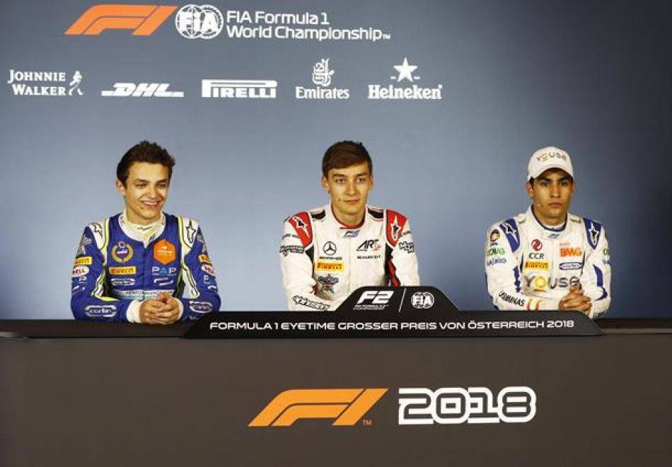 George Russell (tengah), Lando Norris (kiri), dan Antonio Fuoco (kanan) menjalani sesi konferensi pers usai feature race Formula 2 2018 di Sirkuit Spielberg, Austria. (fia.com)