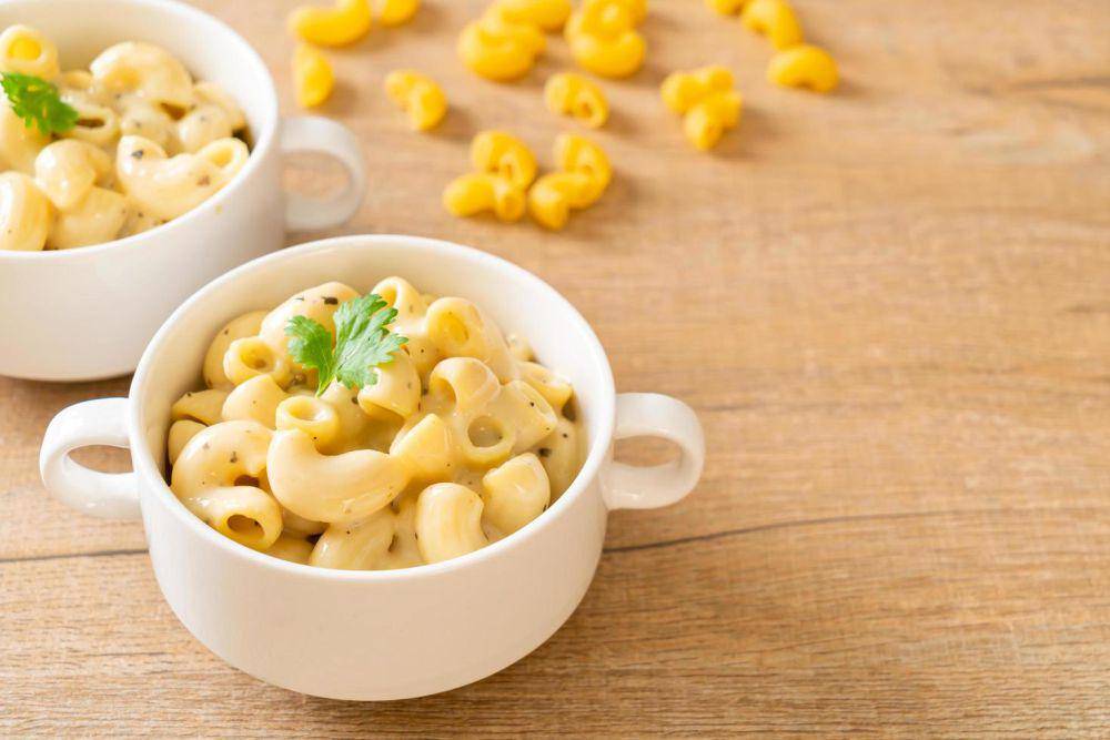mac and cheese (vecteezy.com/Natthapon Ngamnithiporn)