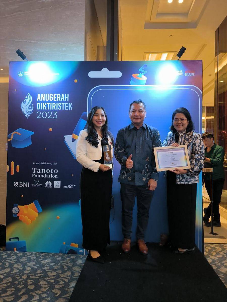 Penghargaan Anugerah Diktiristek 2023 diterima oleh Rektor Dr. Andre Ikhsano, Wakil Rektor IV Dr Lestari Nurhajati, dan Kepala Humas Emilya Setyaningtyas (dok. LSPR)
