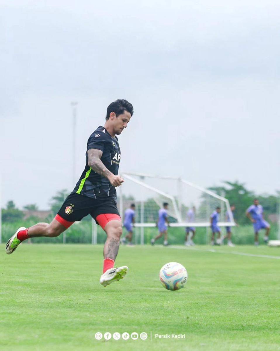 Irfan Bachdim saat mengikuti sesi latihan bersama Persik Kediri. (Instagram.com/persikfcofficial)
