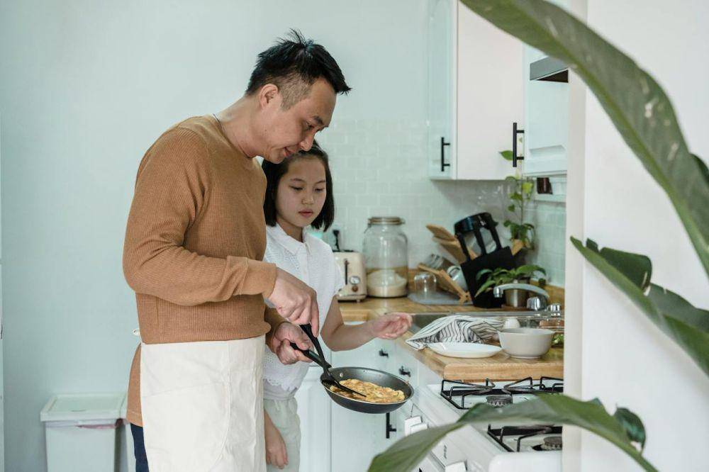Ilustrasi ayah mengajari anak perempuannya memasak (Pexels.com/Annushka Ahuja)