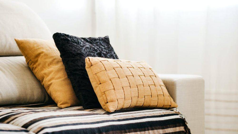 ilustrasi bantal dengan ukuran yang berbeda menambah kecantikan visual ruang (pexels.com/Jonathan Borba)