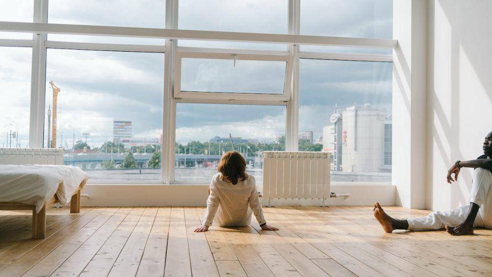 ilustrasi ruang bebas teknologi sebagai area healing dalam desain interior ala slw living (pexels.com/Mikhail Nilov)
