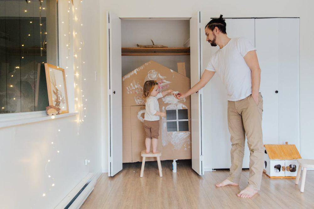 Ilustrasi Ayah Membantu Prakarya Anak (Pexels.com/Tatiana Syrikova)