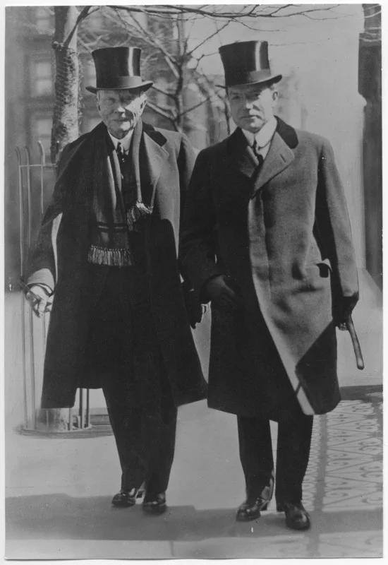 Rockefeller Senior dan Junior 1913 (rockefellerfoundation.org)