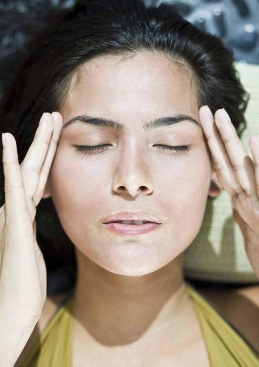 Ilustrasi gerakan yoga wajah the eyebrow lifter. (pinterest.com/gaia)