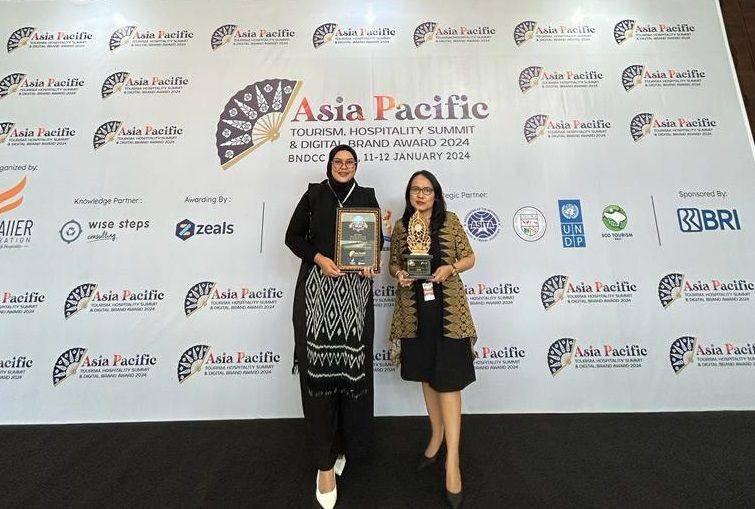 Prodi Pariwisata Fakultas Bisnis LSPR mendapatkan penghargaan “The Best Digital Activities in Tourism School" (dok. Istimewa)