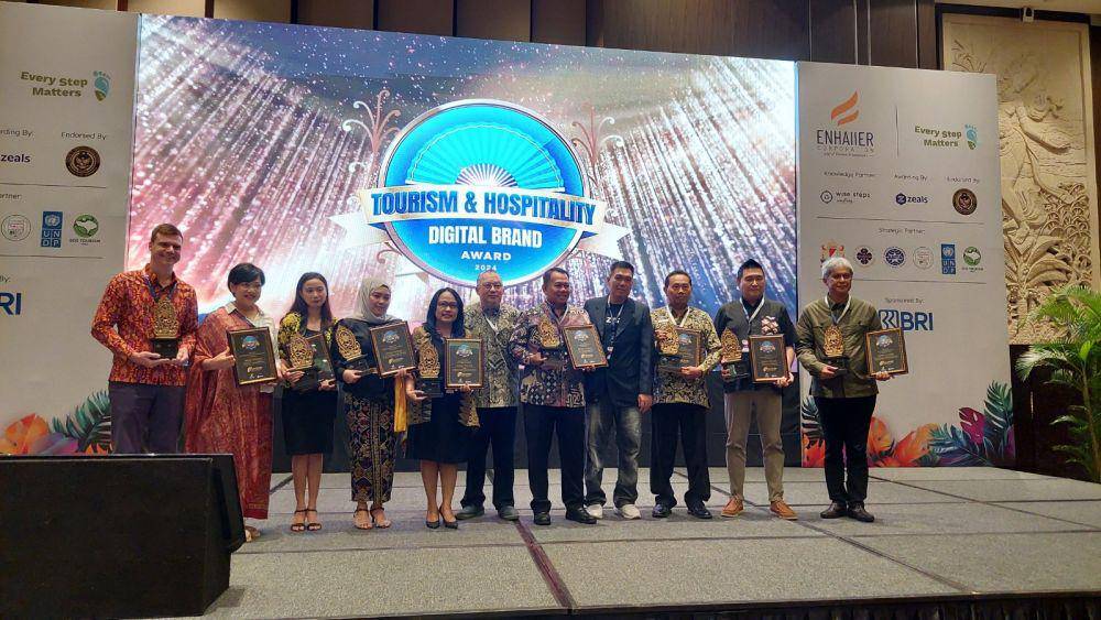 Prodi Pariwisata Fakultas Bisnis LSPR mendapatkan penghargaan “The Best Digital Activities in Tourism School" (dok. Istimewa)