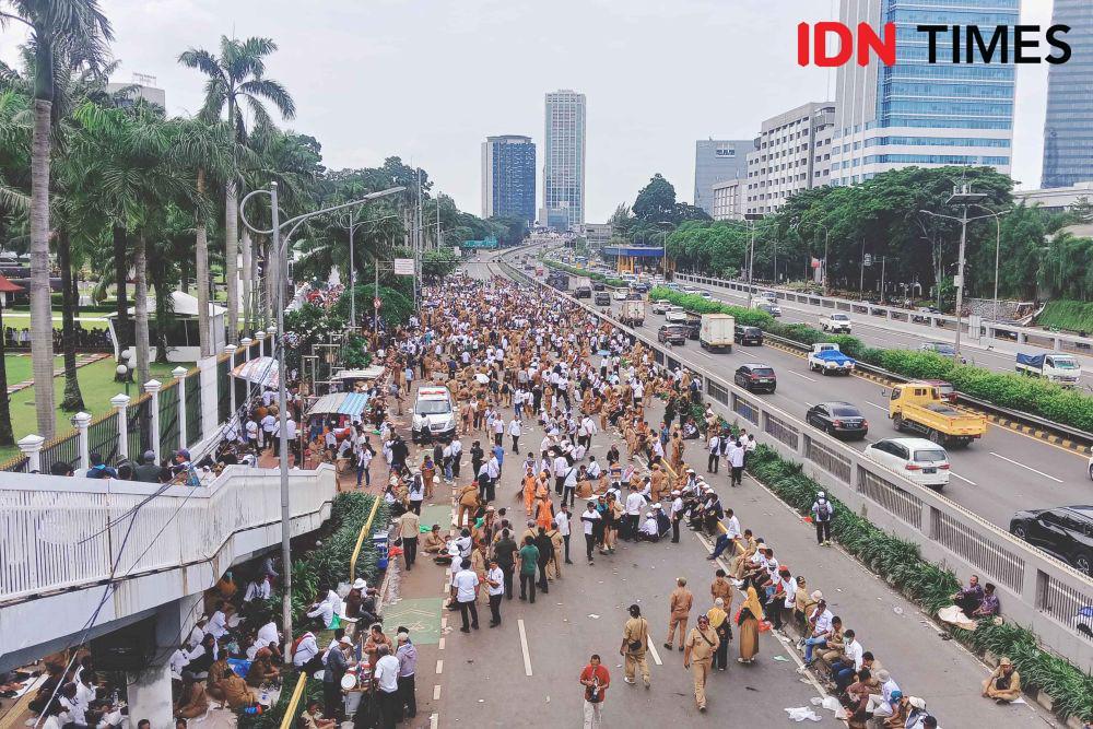 Massa APDESI Terobos Masuk Gedung DPR