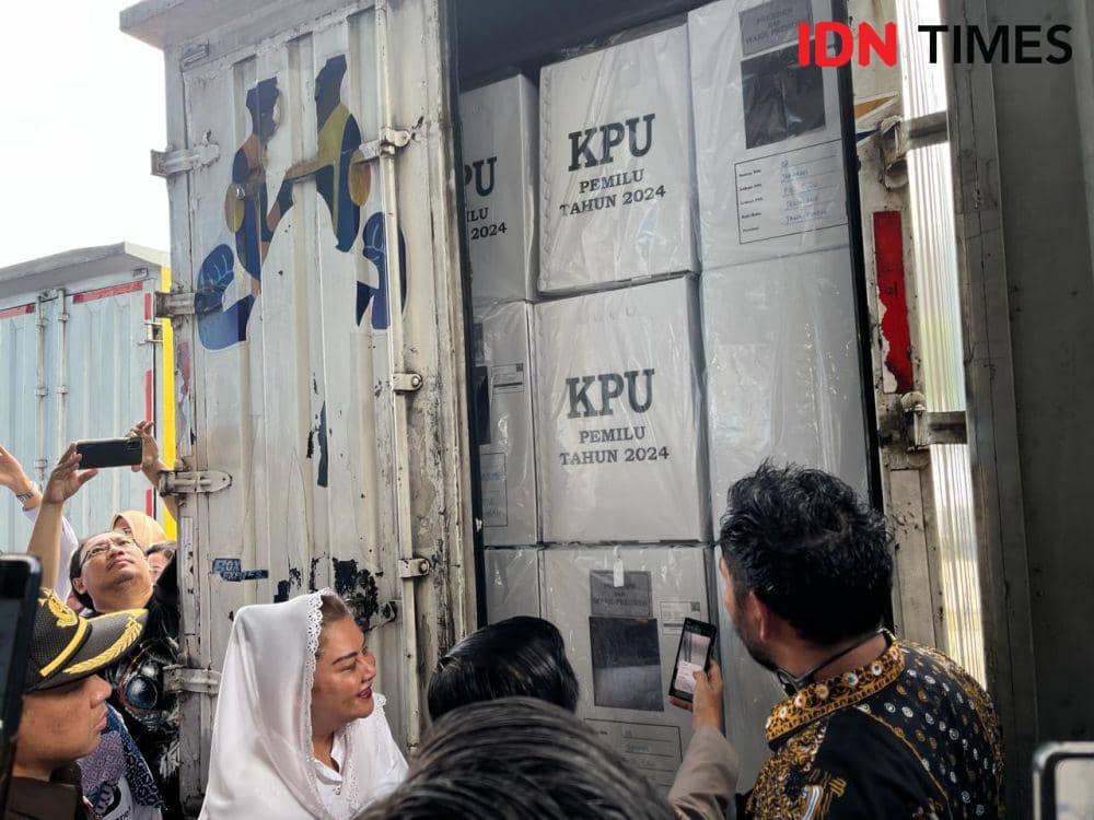 KPU Kota Semarang mulai mendistribusikan logistik Pemilu 2024 ke kecamatan-kecamatan di Kota Semarang, Rabu (31/1/2024). (IDN Times/Anggun Puspitoningrum)