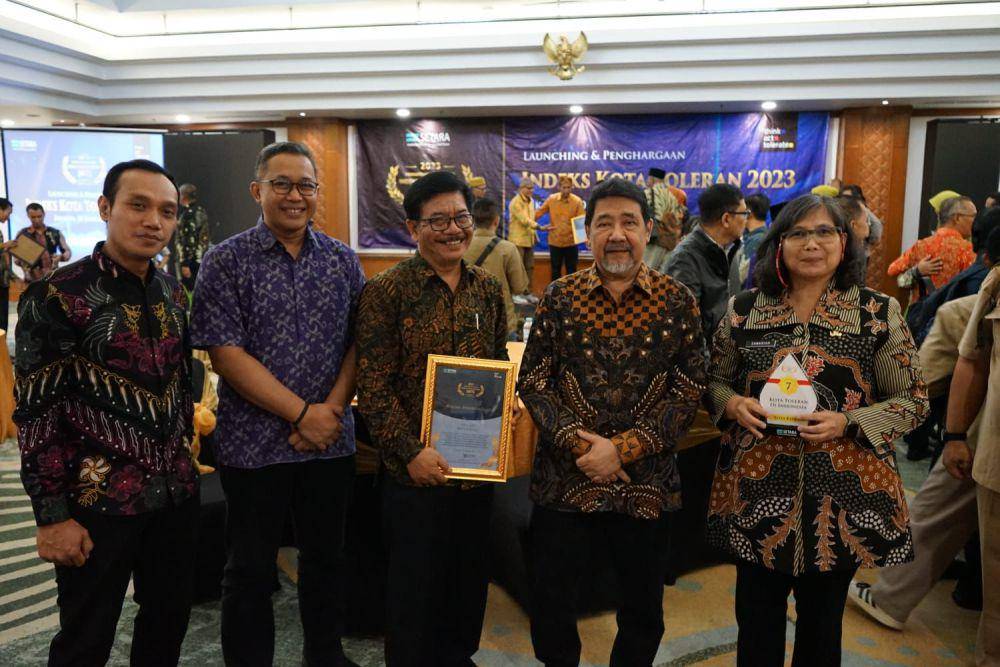 Pj Walikota Kediri, Zanariah saat menerima penghargaan kota toleran. IDN Times/ istimewa