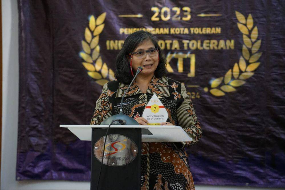 Pj Walikota Kediri, Zanariah saat menerima penghargaan kota toleran. IDN Times/ istimewa