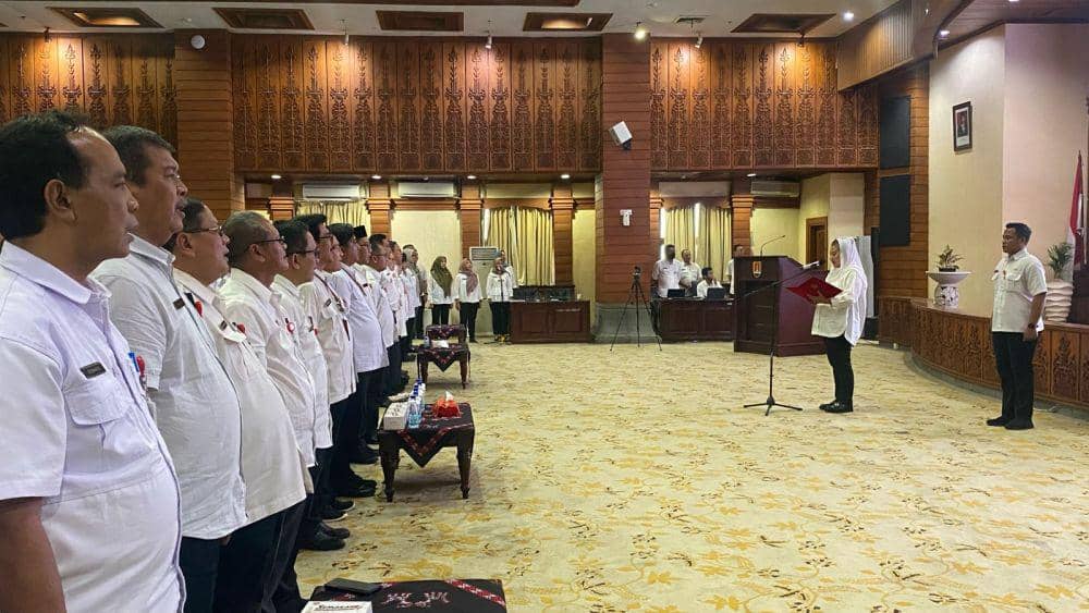 Para ASN di lingkungan Pemkot Semarang menandatangani deklarasi netralitas Pemilu 2024, Rabu (31/1/2024). (dok. Pemkot Semarang)