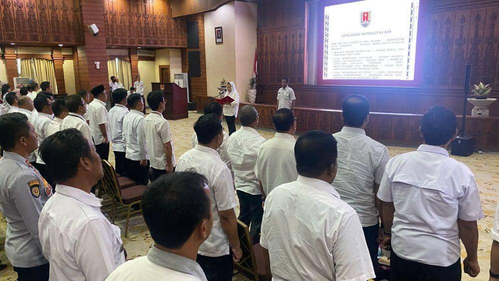 Para ASN di lingkungan Pemkot Semarang menandatangani deklarasi netralitas Pemilu 2024, Rabu (31/1/2024). (dok. Pemkot Semarang)