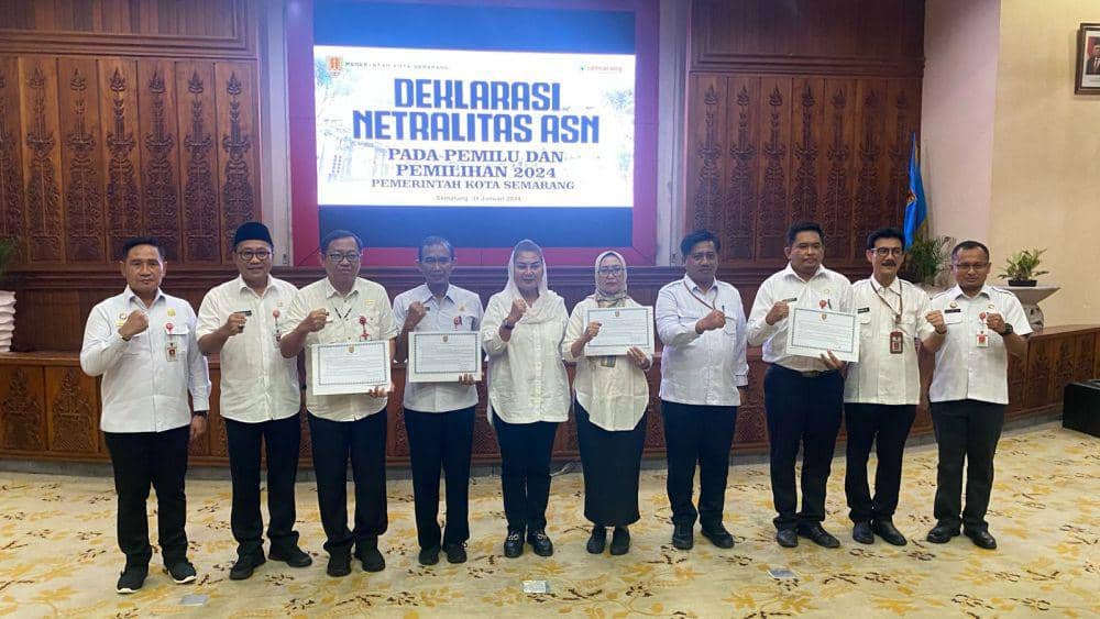 Para ASN di lingkungan Pemkot Semarang menandatangani deklarasi netralitas Pemilu 2024, Rabu (31/1/2024). (dok. Pemkot Semarang)