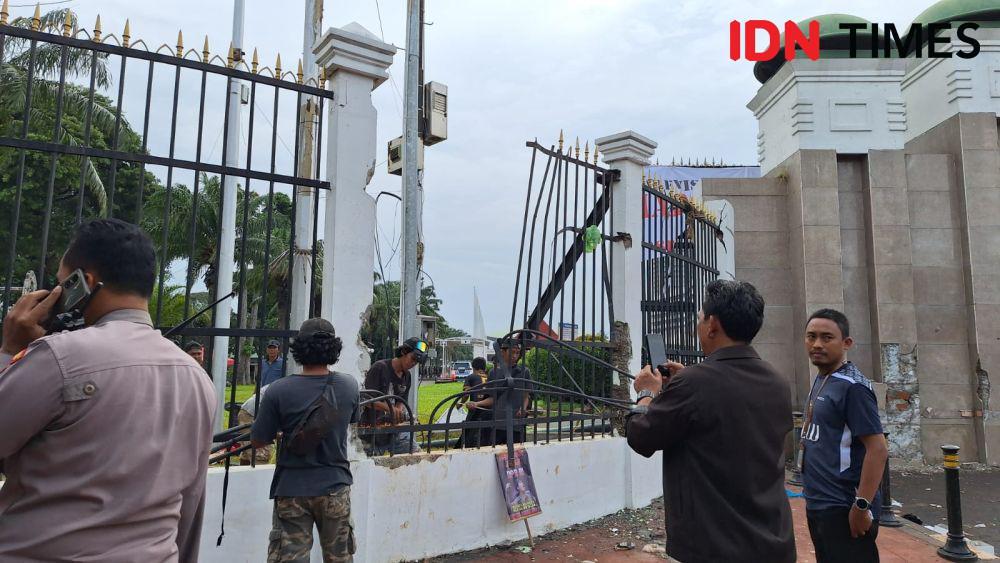 Demo Apdesi Ricuh, Sisakan Pagar Gedung DPR Bolong