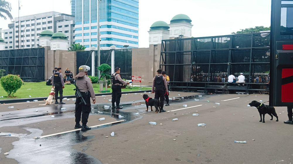 Parah, Demo APDESI di DPR Sisakan 7 Ton Sampah