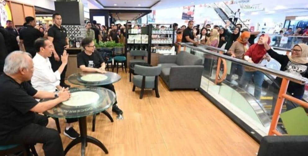Jokowi Ngopi di Plaza Malioboro, Ngajak Pak Bas dan Pak Budi Gunadi