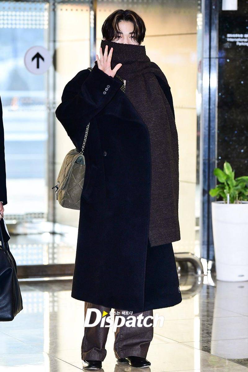 airport fashion ala Ni-ki ENHYPEN (dok. dispatch.co.kr/Oh Min Agiza)