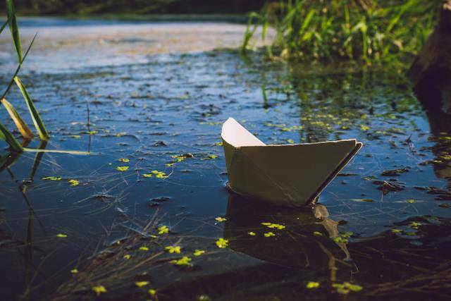 ilustrasi perahu kertas (pexels.com/Dan Hamill)