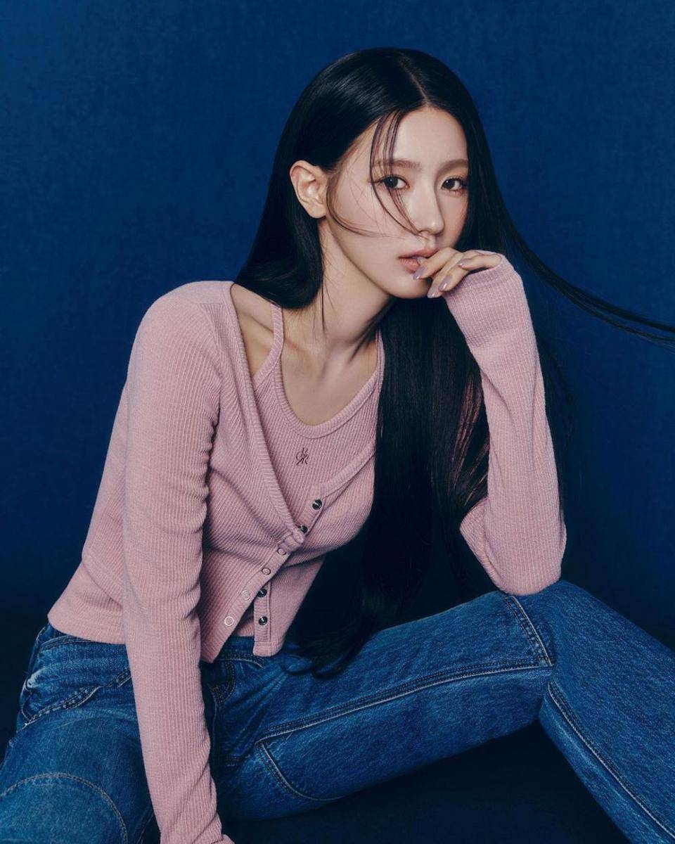 outfit Miyeon (G)I-DLE (instagram.com/noodle.zip)