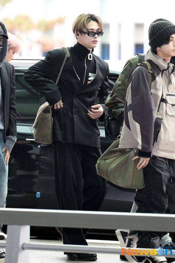 airport fashion ala Ni-ki ENHYPEN (dok. m.news.nate.com/Jisoo Jin Lee)