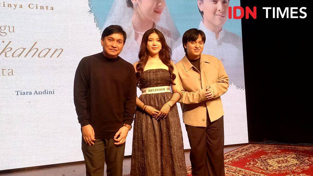 Yovie Widianto, Tiara Andini, dan Arsy Widianto di konferensi pers Lagu Pernikahan Kita pada Kamis (01/02/2024) (IDN Times/Ines Suseno)