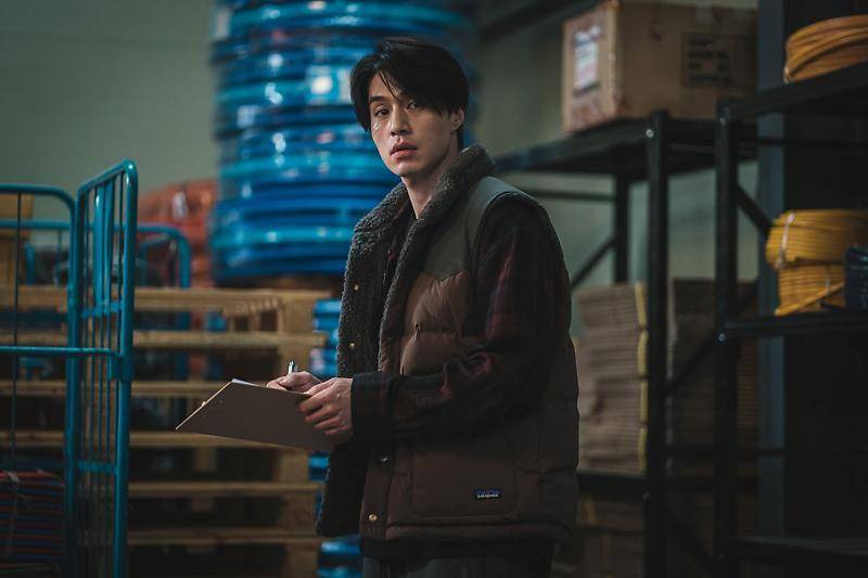 cuplikan Lee Dong Wook di drakor A Shop for Killers (post.naver.com/킹콩 by 스타쉽)