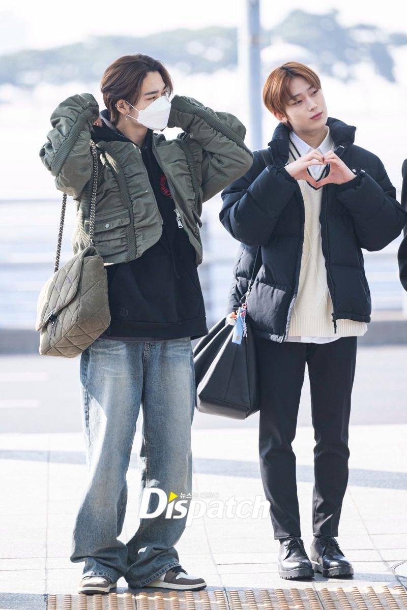 airport fashion ala Ni-ki ENHYPEN (dok. dispatch.co.kr/Song Hyo Jin)