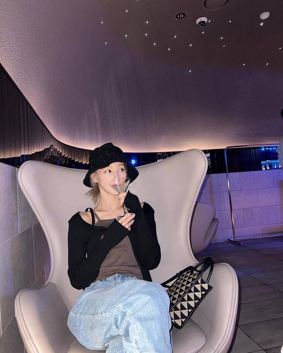 outfit Miyeon (G)I-DLE (instagram.com/noodle.zip)