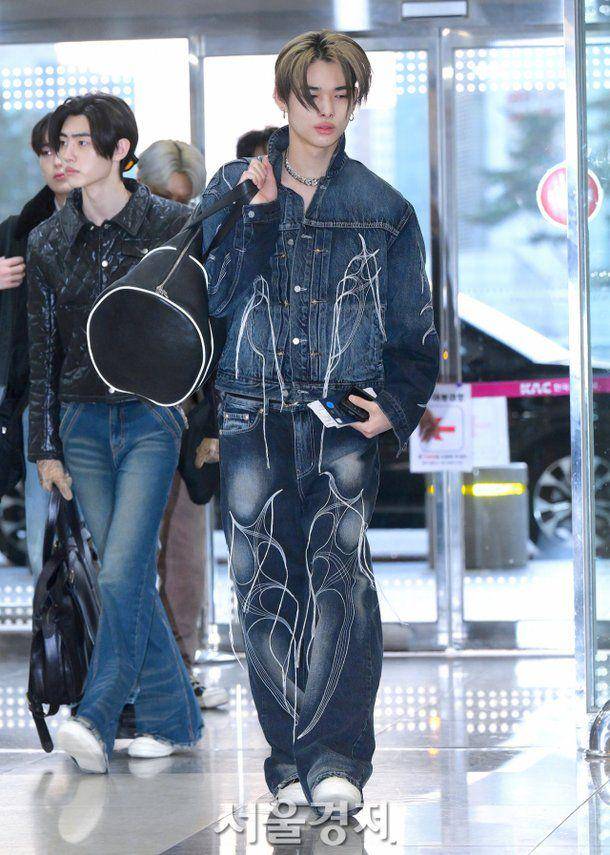 airport fashion ala Ni-ki ENHYPEN (dok. m.news.nate.com/Kim Kyu Bin)