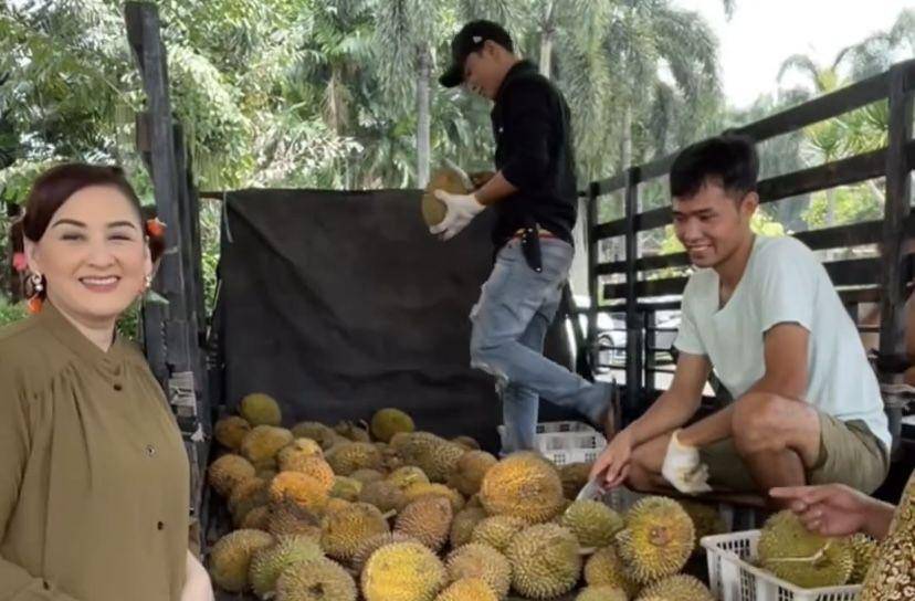8 Potret Mona Ratuliu Rayakan Ultah Ke-42, Traktir Durian Satu Mobil