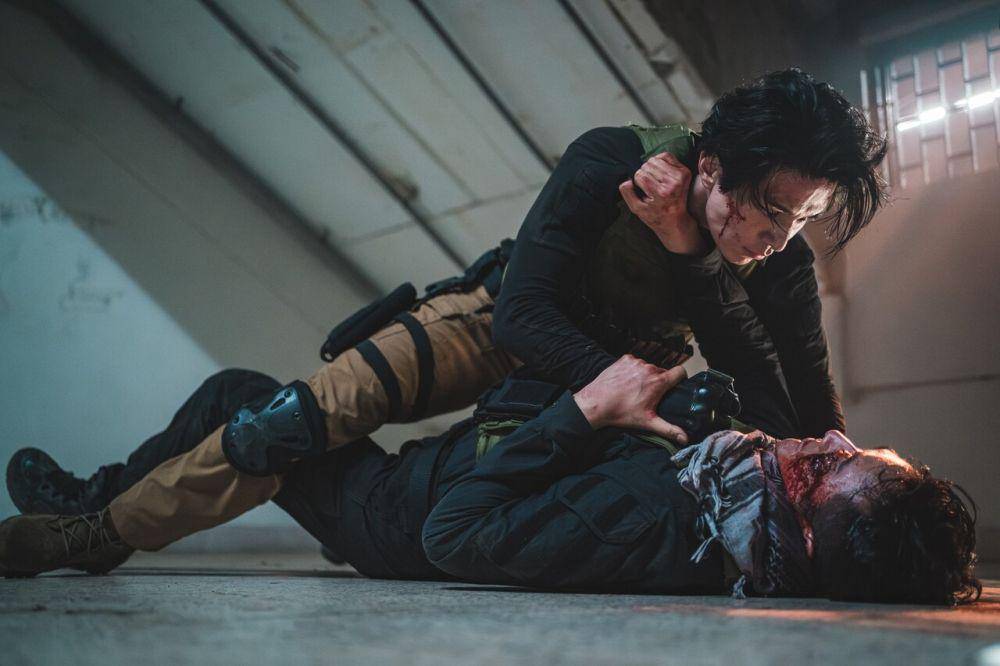 cuplikan Lee Dong Wook dan Jo Han Sun di drakor A Shop for Killers (dok. Disney+ Korea/킬러들의 쇼핑몰)