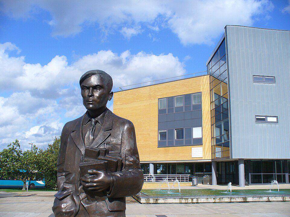 ilustrasi patung Alan Turing (commons.wikimedia.org/Colin Smith)