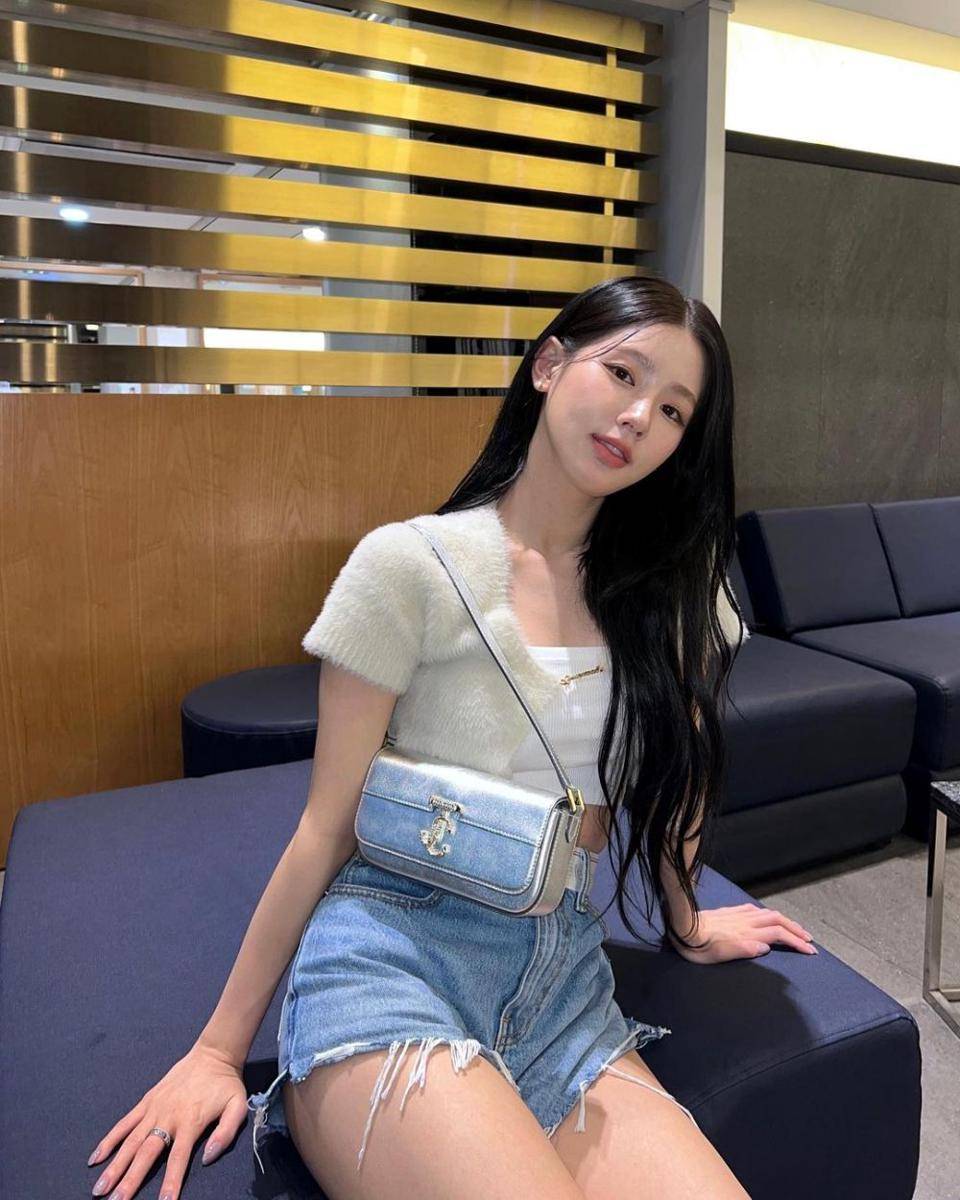 outfit Miyeon (G)I-DLE (instagram.com/noodle.zip)