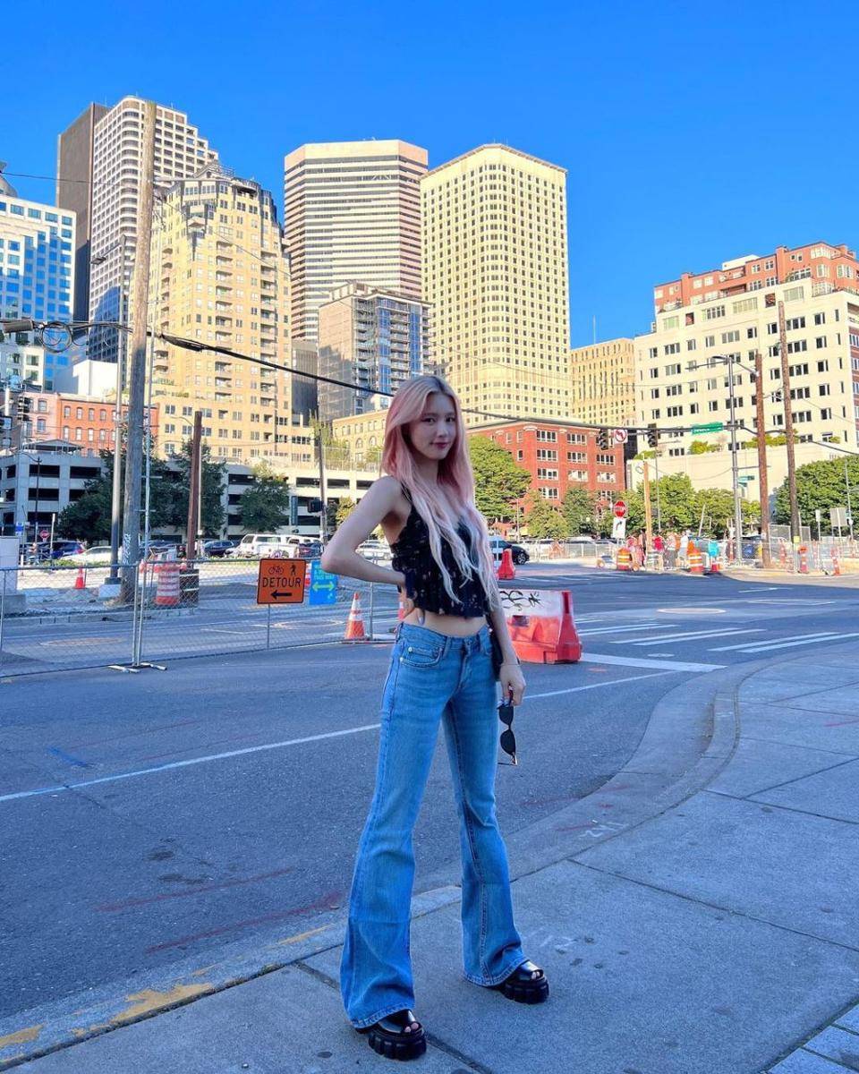 outfit Miyeon (G)I-DLE (instagram.com/noodle.zip)