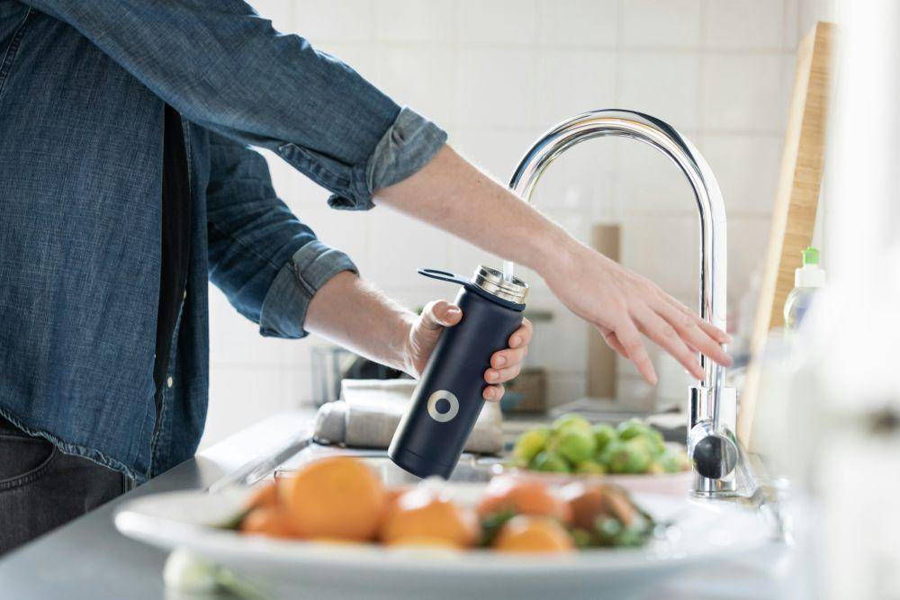 ilustrasi mencuci botol minum steinless steel (unsplash.com/Bluewater Sweden)