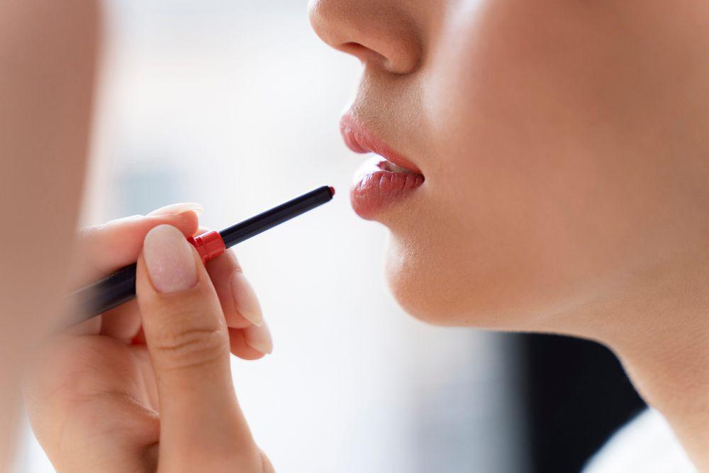 5 Rekomendasi Lip Liner Terbaik Tahun 2024, Wajib Jadi Koleksimu!