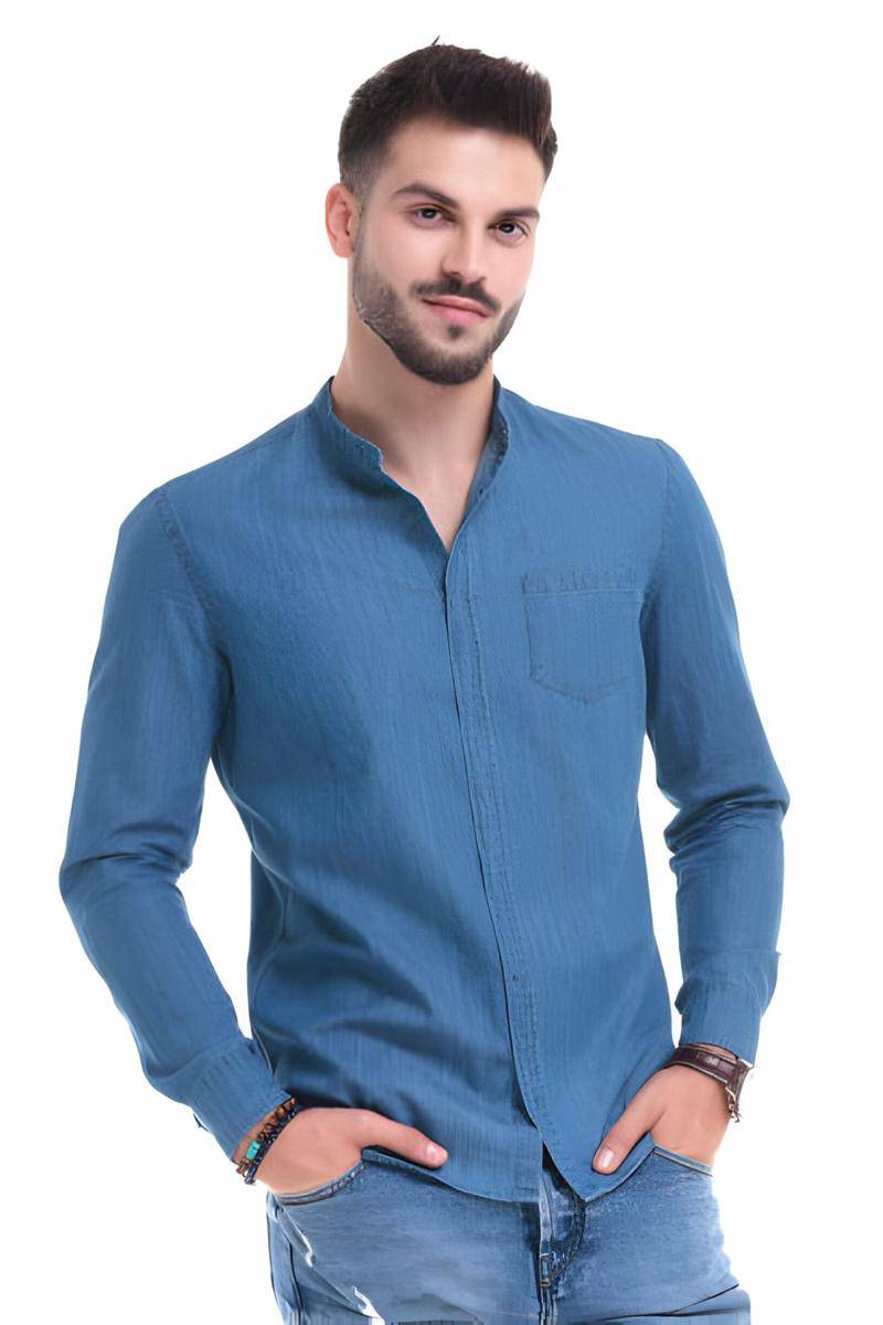 ilustrasi pria mengenakan kemeja chambray dengan model slim fit (istockphoto.com/feedough)