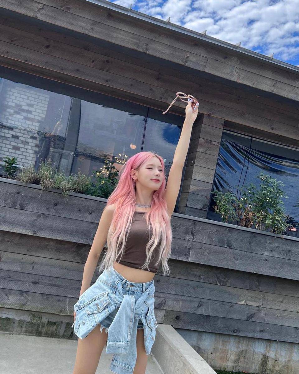 outfit Miyeon (G)I-DLE (instagram.com/noodle.zip)
