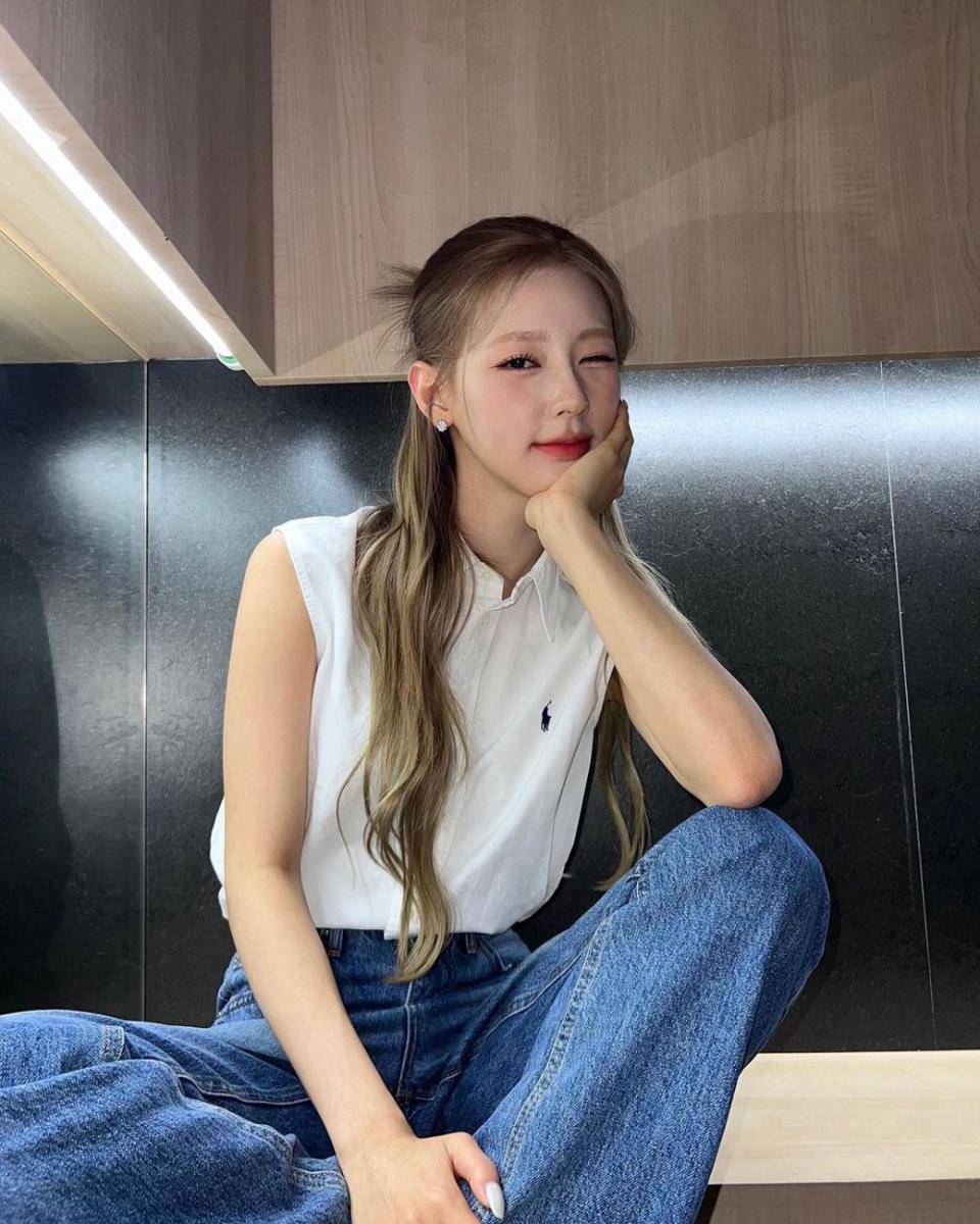 outfit Miyeon (G)I-DLE (instagram.com/noodle.zip)