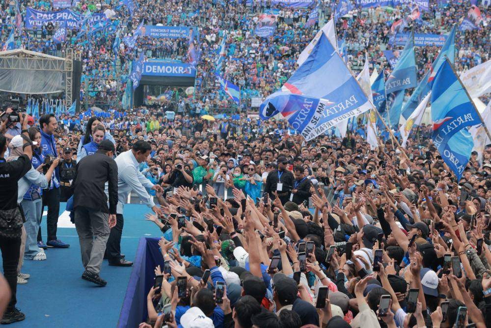 Prabowo Subianto menyapa dan berjoget bersama puluhan ribu warga Malang dalam agenda kampanye nasional Partai Demokrat di Stadion Gajayana, Kota Malang. (dok. TKN Prabowo)