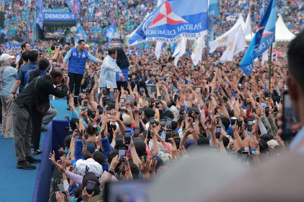 Prabowo Subianto menyapa dan berjoget bersama puluhan ribu warga Malang dalam agenda kampanye nasional Partai Demokrat di Stadion Gajayana, Kota Malang. (dok. TKN Prabowo)