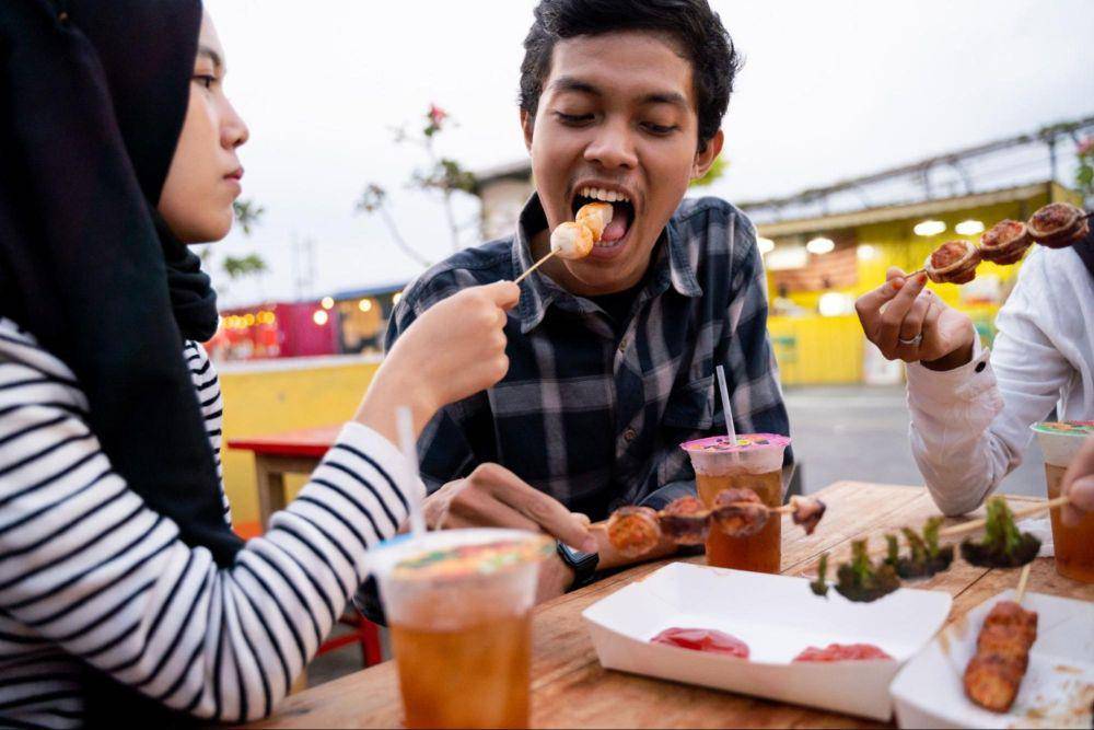 ilustrasi makan jajanan (123rf.com/ferli)