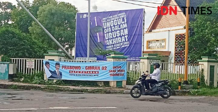 Spanduk Prabowo-Gibran di Pagar Kantor Wali Kota Bima Dicabut Pol PP
