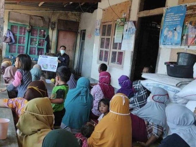 Sosialisasi yang dilakukan Pendamping PKH Sakra kepada PKM (Facebook PKH Kecamatan Sakra)
