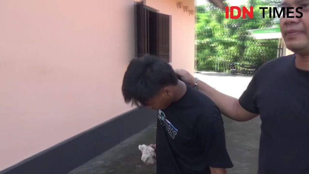 Pelaku pembegalan payudara berinisial AR (19), pelajar warga Desa Tempuran, Kecamatan Paron, Ngawi saat diamankan polisi. IDN Times/ Riyanto