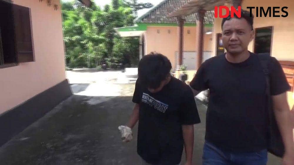 Pelaku pembegalan payudara berinisial AR (19), pelajar warga Desa Tempuran, Kecamatan Paron, Ngawi saat diamankan polisi. IDN Times/ Riyanto