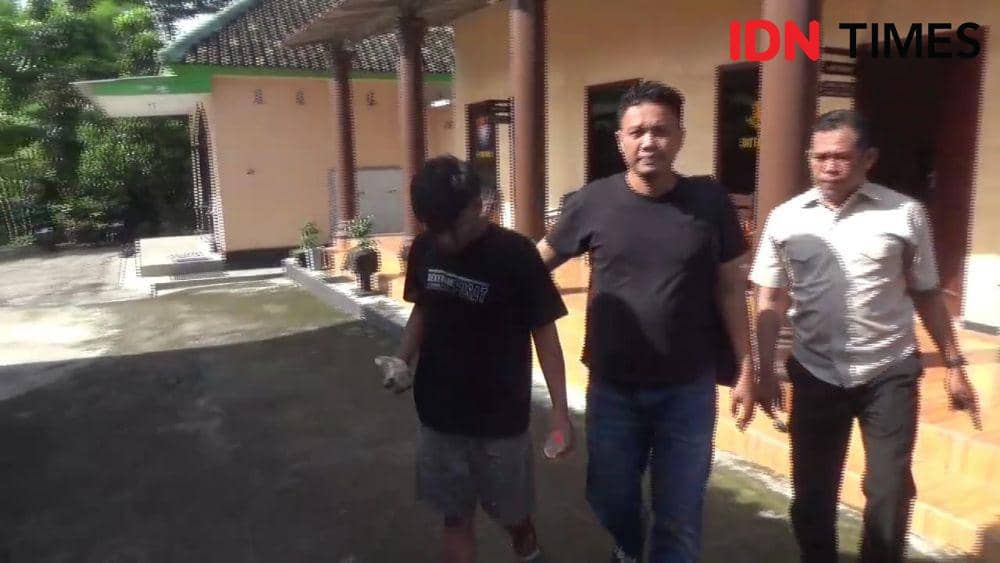 Pelaku pembegalan payudara berinisial AR (19), pelajar warga Desa Tempuran, Kecamatan Paron, Ngawi saat diamankan polisi. IDN Times/ Riyanto